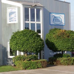 Grasl Halle Mitte Eingang